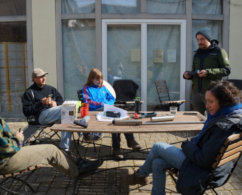 Die Teilnehmenden setzen sich mit den Möglichkeiten zur Bekämpfung von Wühlmäusen auseinander
