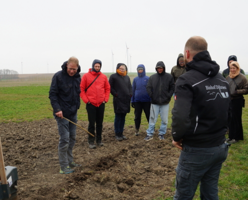 Wolfram Kudlich (Wald21 GmbH) beschreibt den Pflanzprozess mithilfe einer Pflanzmaschine